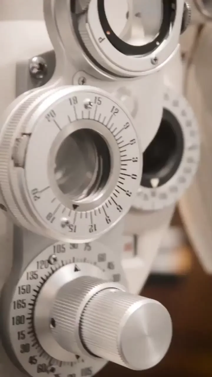 Refrator utilizado em exames oftalmológicos